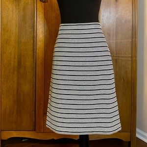 Loft stretchy skirt in navy/white